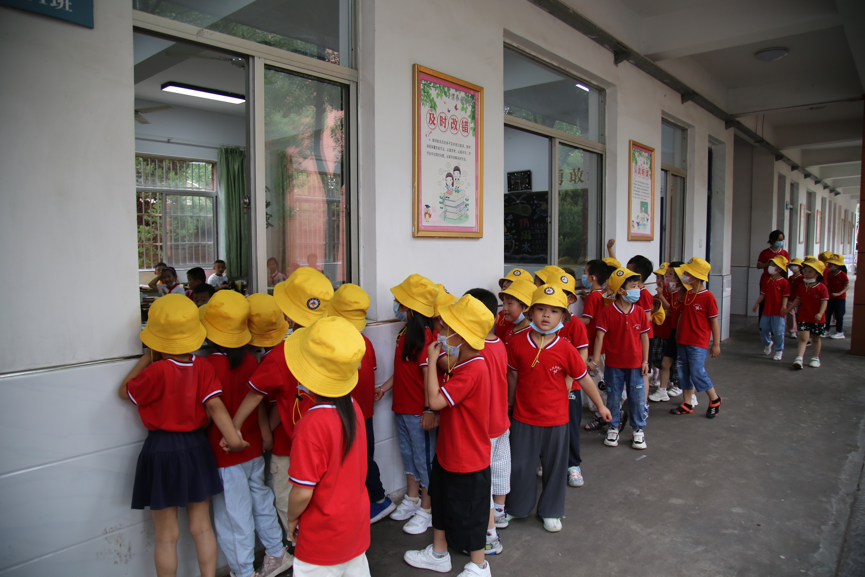 幼儿园孩子进东方红小学 体验小学生活