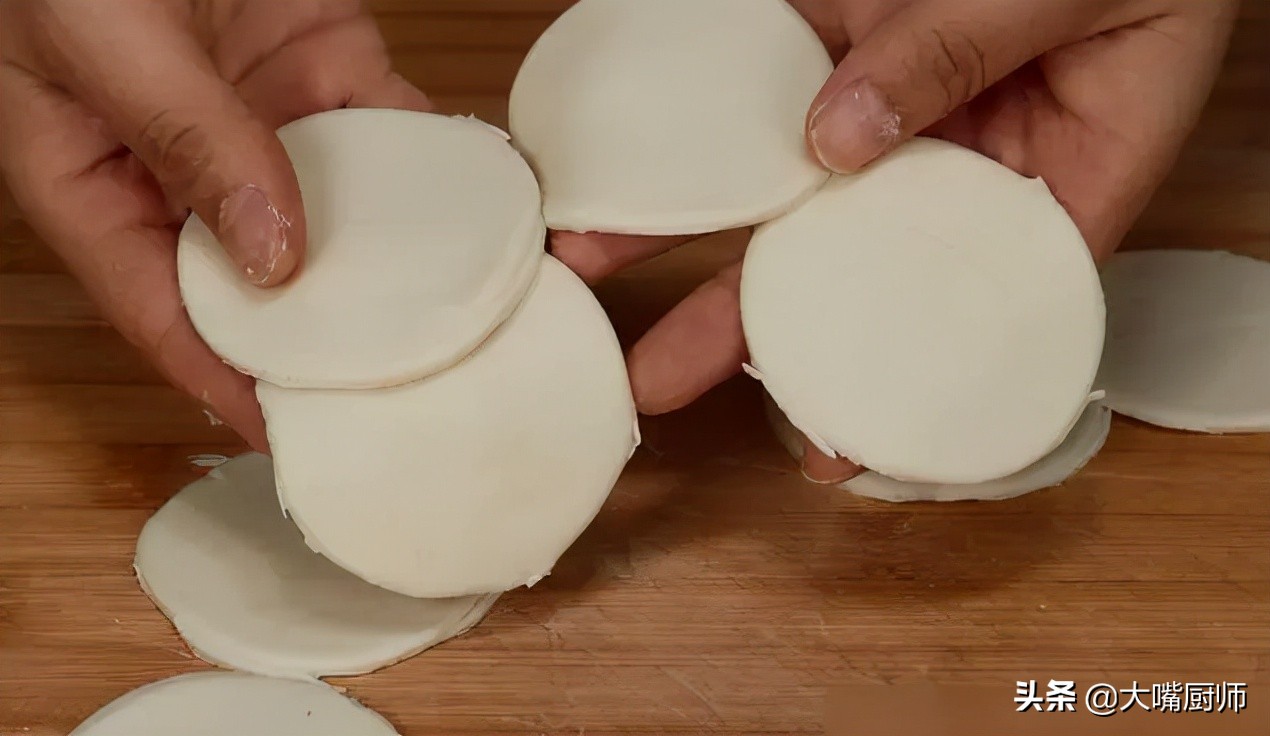 快速做饺子皮，只要一个纯净水瓶，1秒做2个，厚薄大小一样，还圆