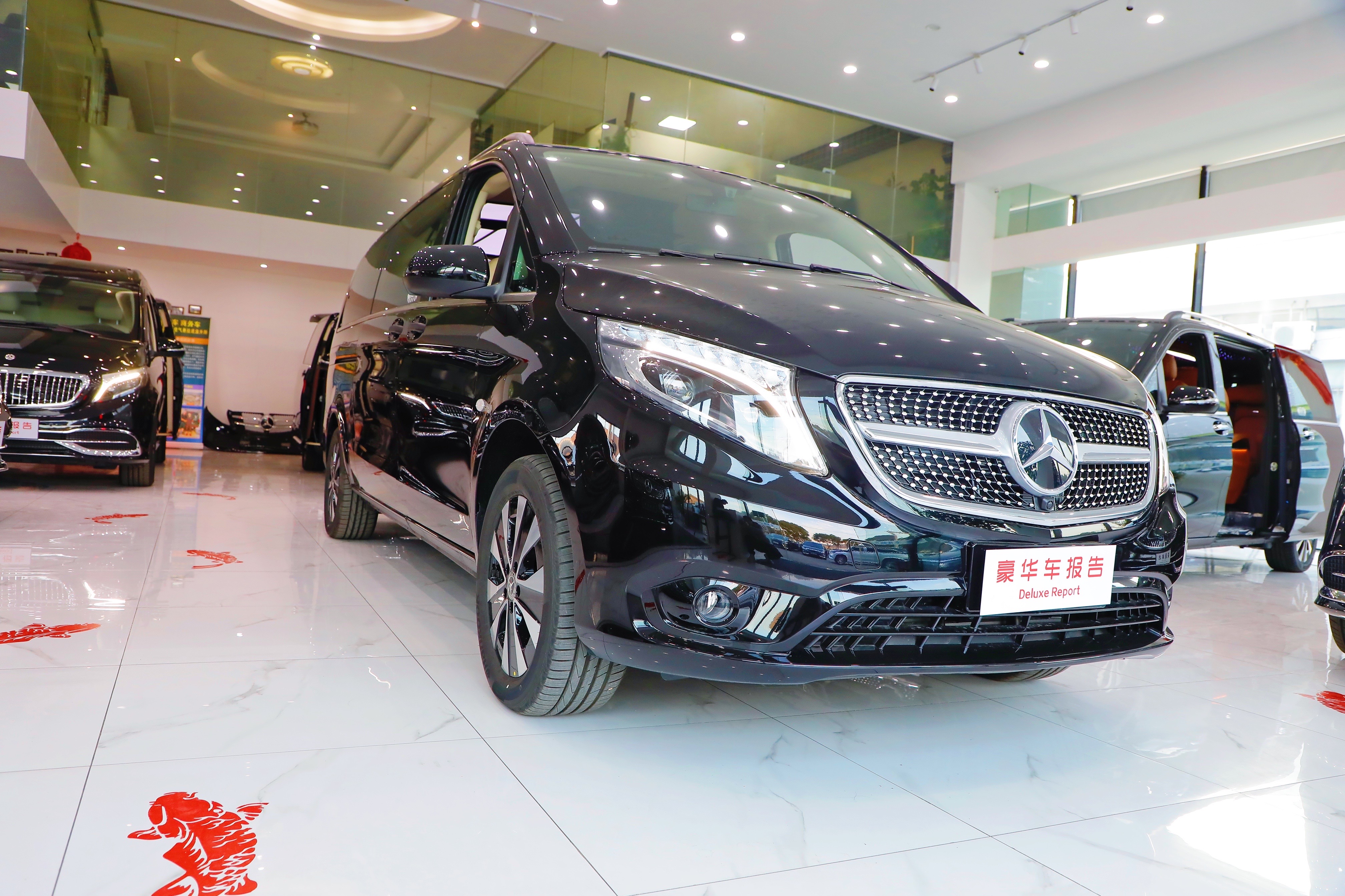 40多万的奔驰保姆车!迈巴赫风格内饰太奢华,配置竟不输埃尔法?