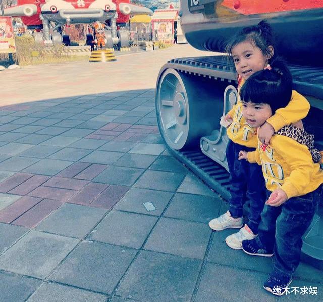 修杰楷掌镜为俩女儿拍照，呆萌波妞惹人爱，7岁咘咘是真漂亮