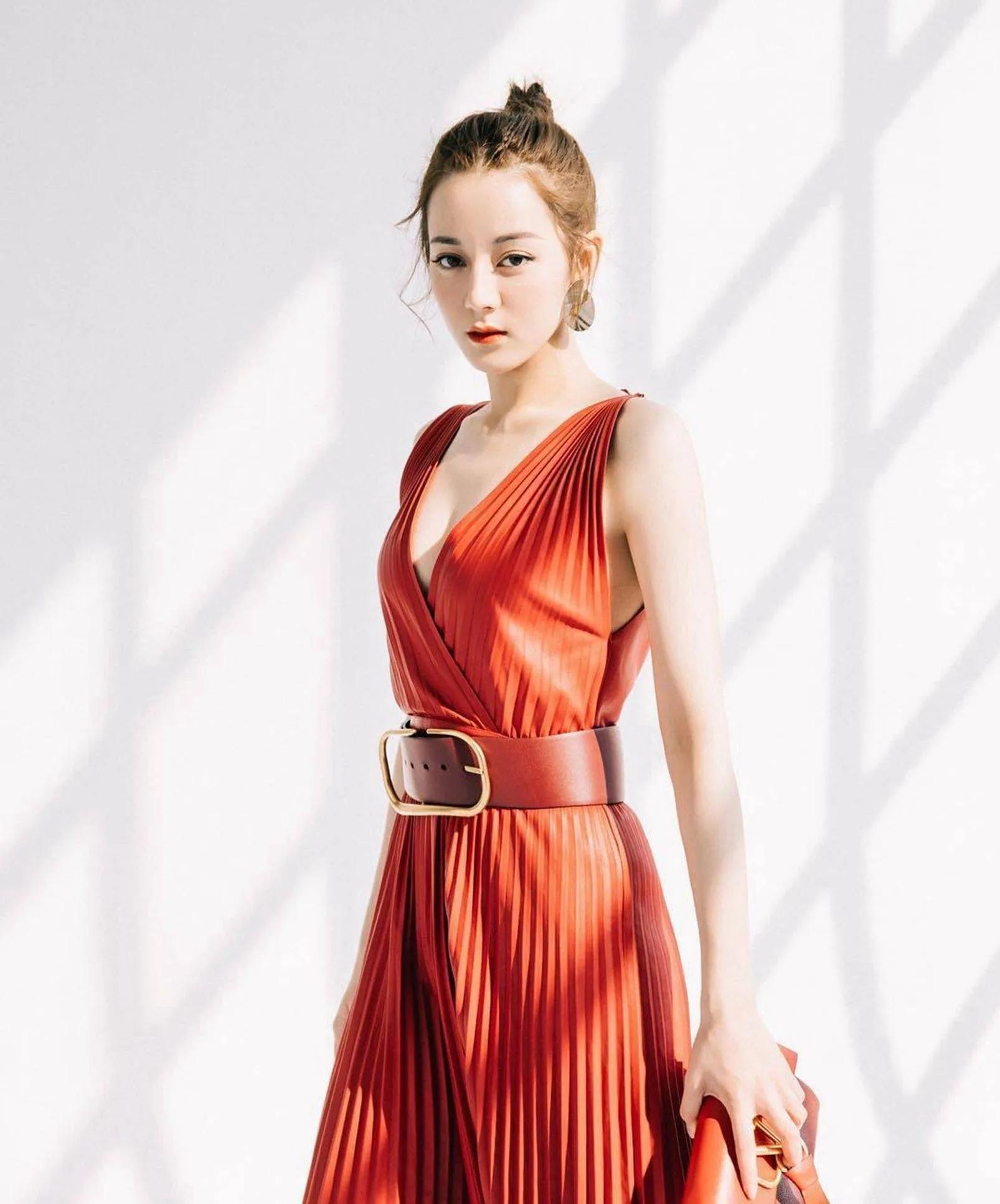 迪丽热巴大红条纹连衣裙