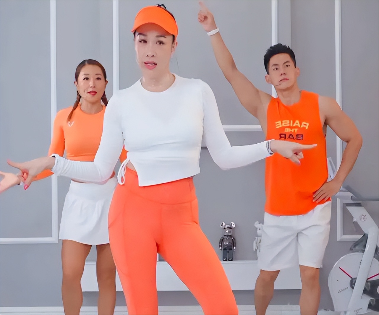 钟丽缇晒照为老公庆生，两女儿身高超妈妈，张伦硕搂着妻女好幸福