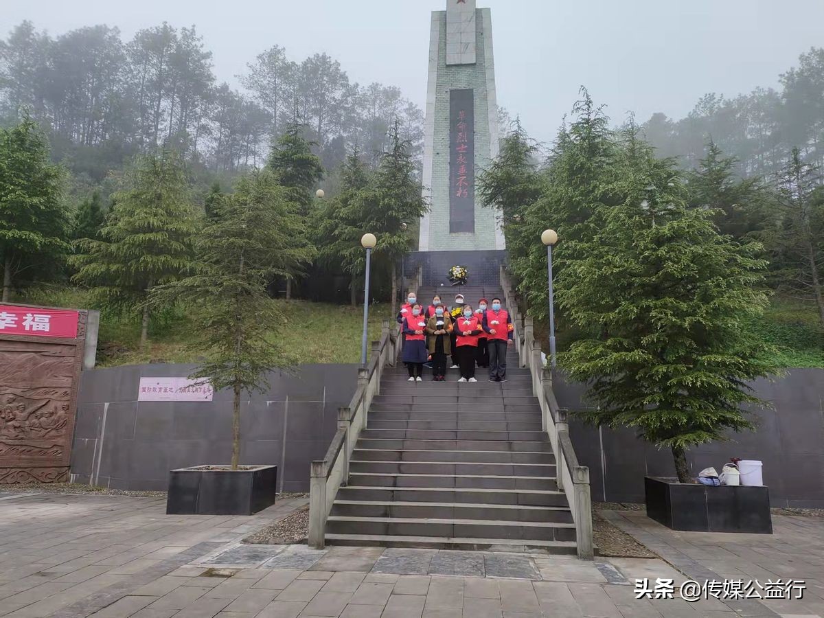 各地志愿者 鲜花祭英烈 先锋寄哀思