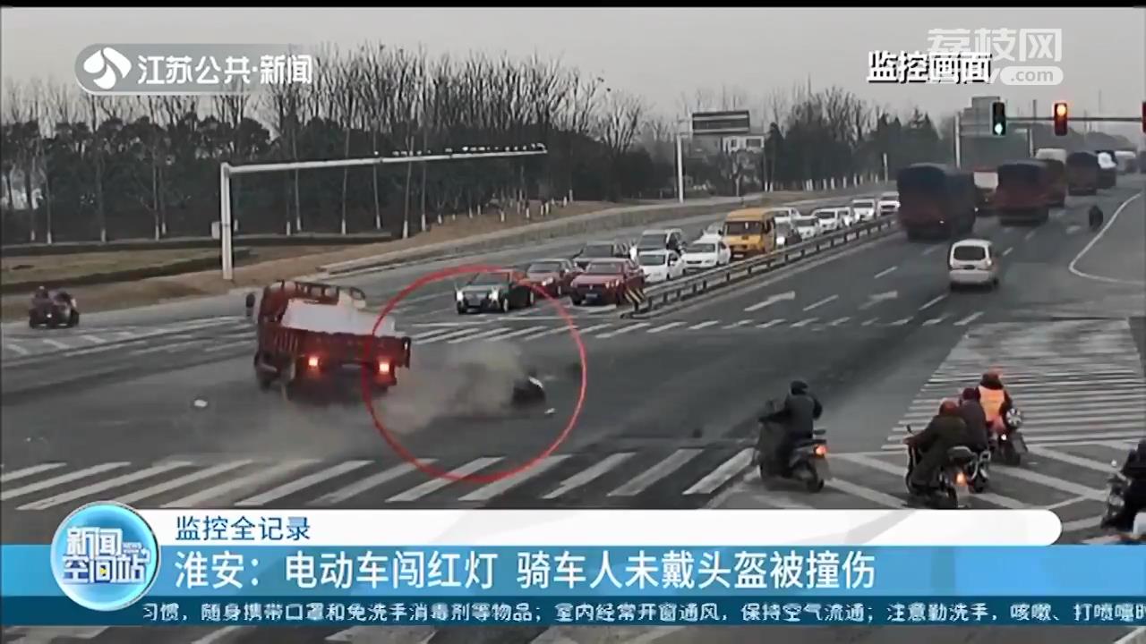 与小轿车相撞 摩托车空翻360度 宿迁一驾车人正确佩戴头盔躲过一劫