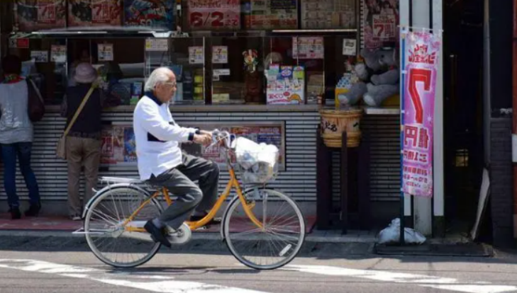 日本60岁大妈杀害丈夫和儿子，庭审现场：我累了伺候不动了
