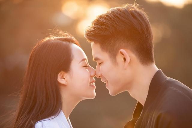 男人爱不爱你，他的身体语言最诚实，骗不了人