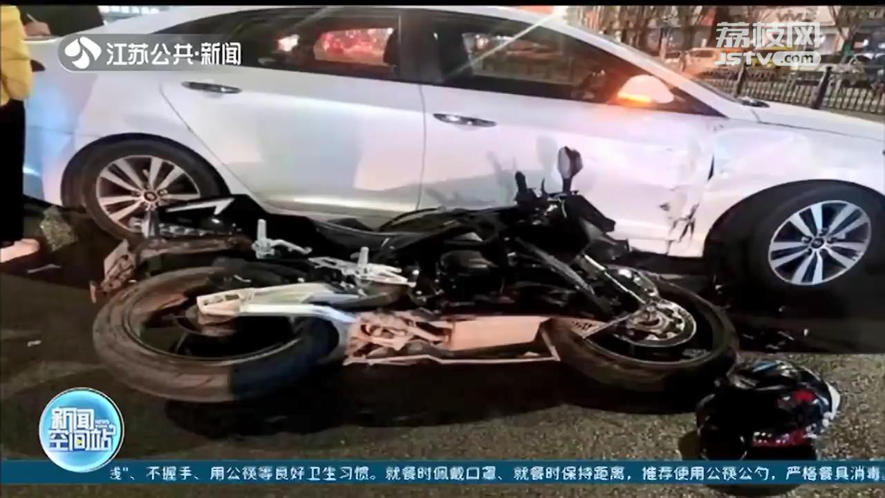 与小轿车相撞 摩托车空翻360度 宿迁一驾车人正确佩戴头盔躲过一劫