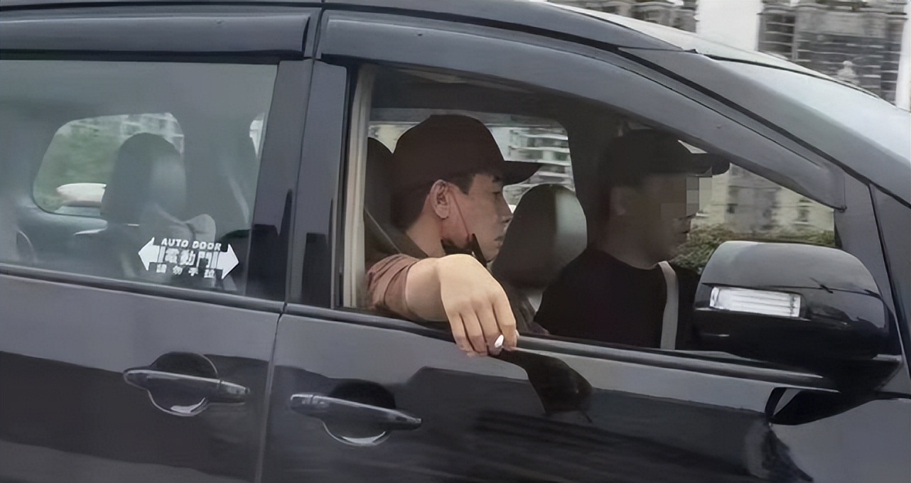 陈小春乘百万豪车出行被偶遇，一脸高冷坐副驾驶抽烟，大佬范十足