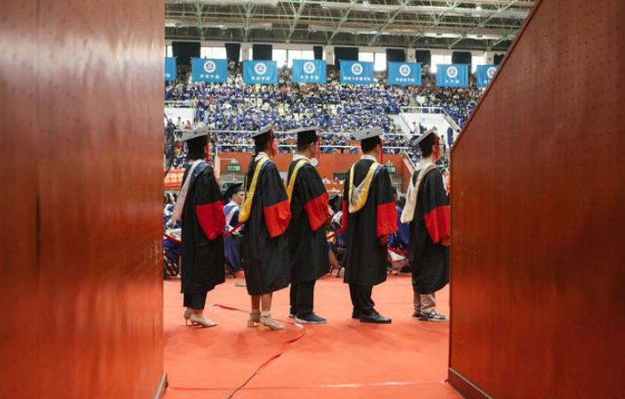 我国的“最高学历”是什么？网友：说博士后的，应该上了所假大学