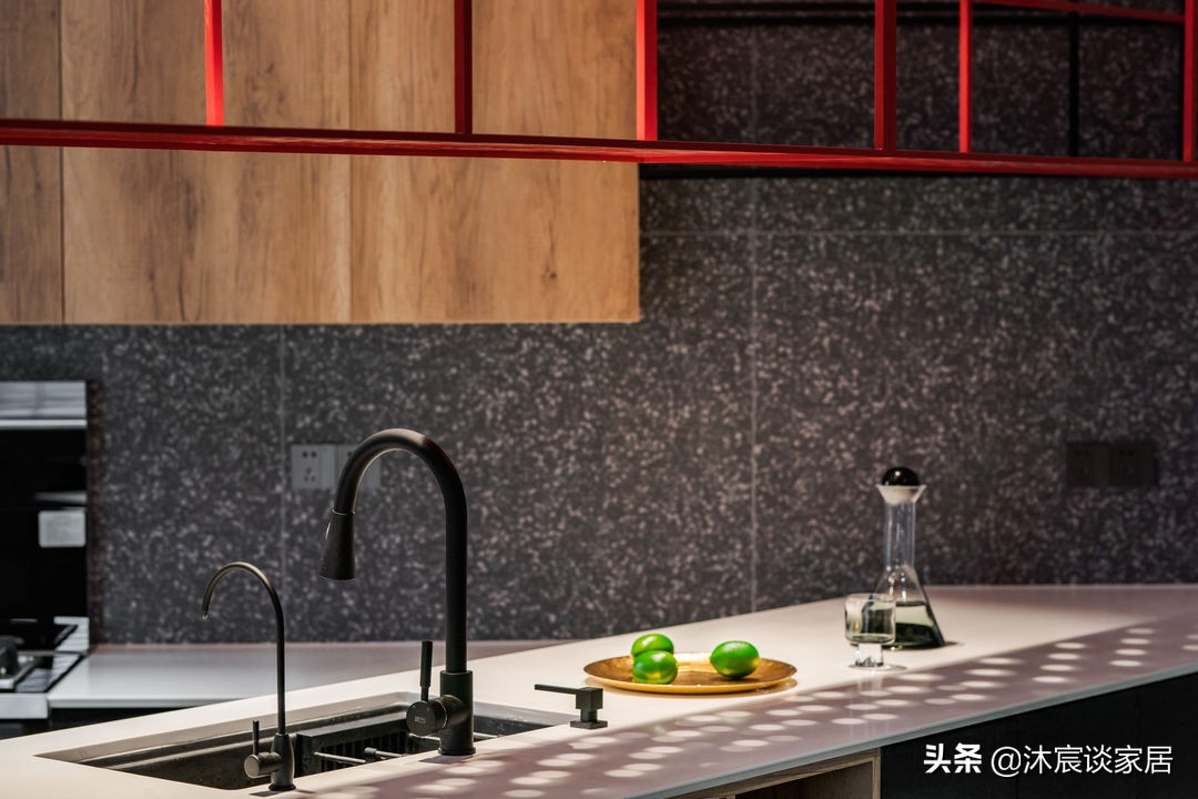 不管他人怎么说，她坚持把家装成自带高冷范的工业风，住着很舒适