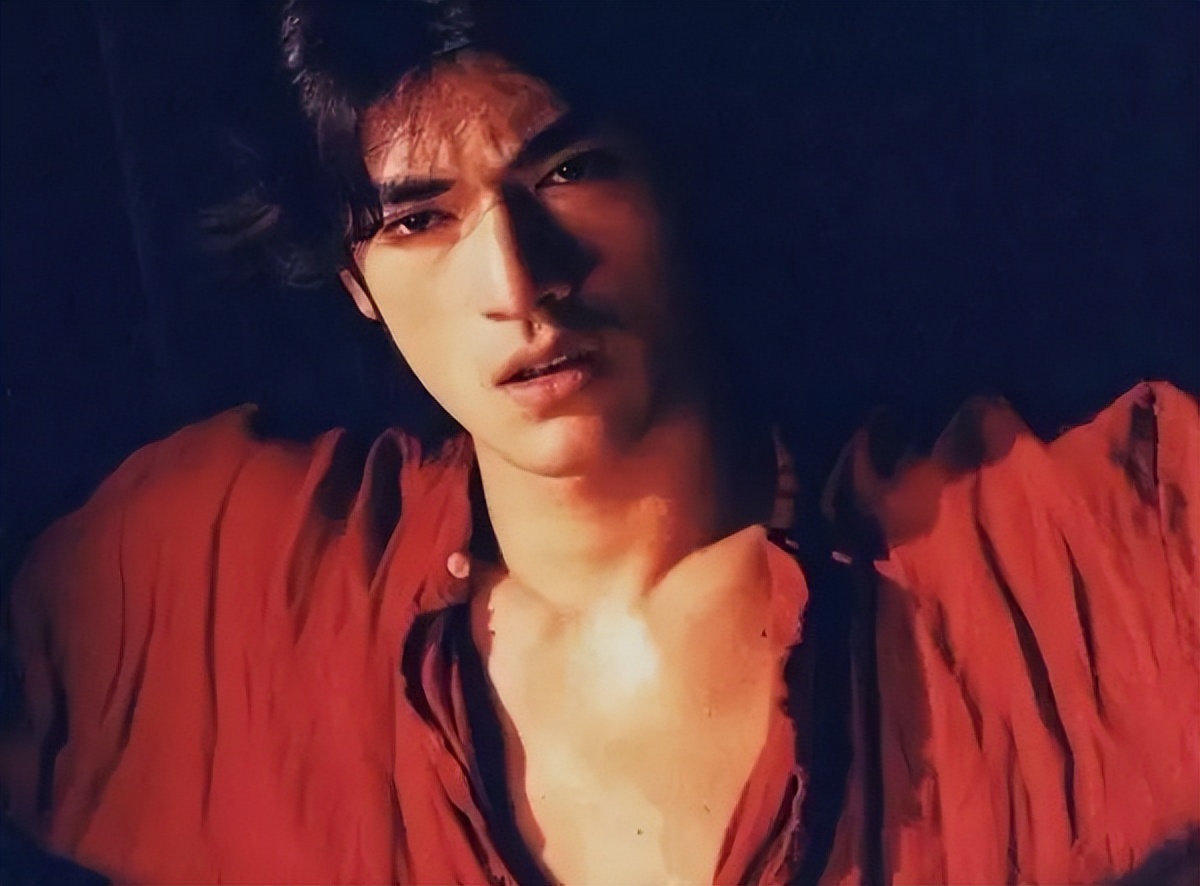 金城武是各大"神仙颜值"盘点上的常客,数不清的鲜肉前仆后继,唯有