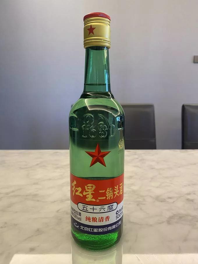 白酒,其中绿瓶和蓝瓶最受北京人的欢迎,他们亲切地称绿瓶为"大绿棒子"