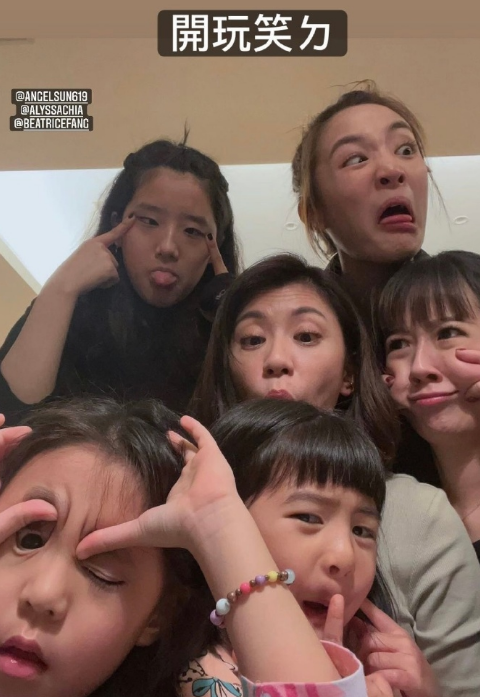 修杰楷好友晒照为波妞庆生，波妞打扮淑女涂指甲油，新发型好活泼