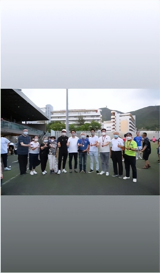 霍启山亮相有大将范！穿西装秀笔挺身材，比哥哥霍启刚更帅