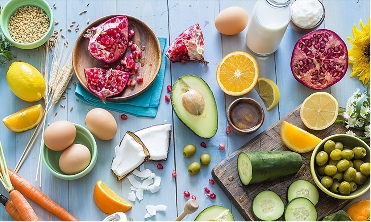 再不睡就要餓了！ 睡前肚子餓，該不該吃？