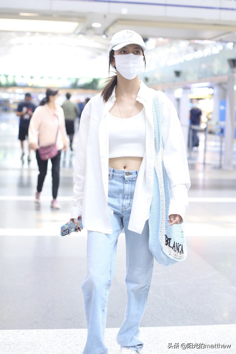 宋妍霏白色外套牛仔裤现身机场，秀马甲线身材好