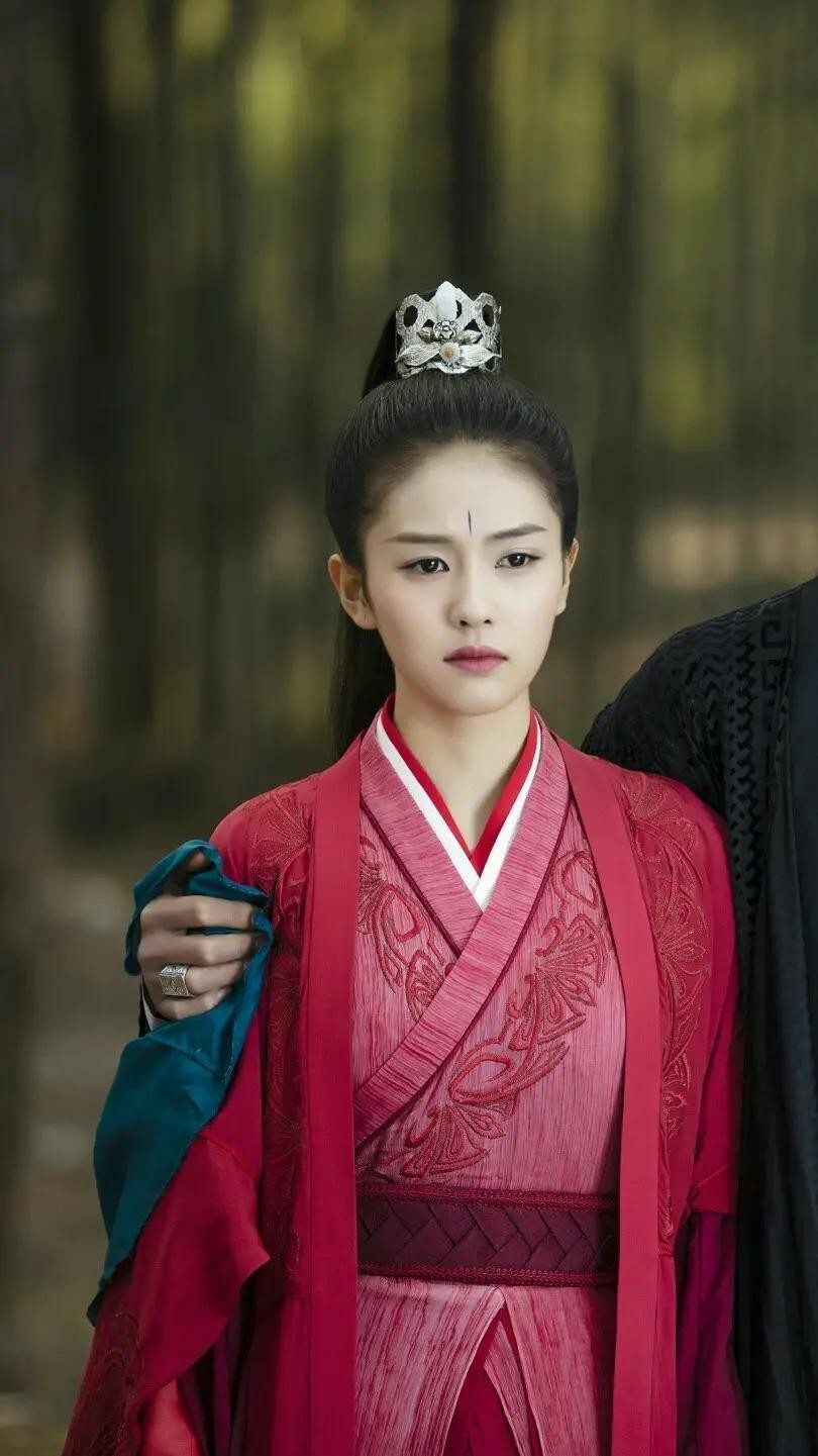 同样是“红衣造型”，杨幂娇俏像少女，赵丽颖霸气十足