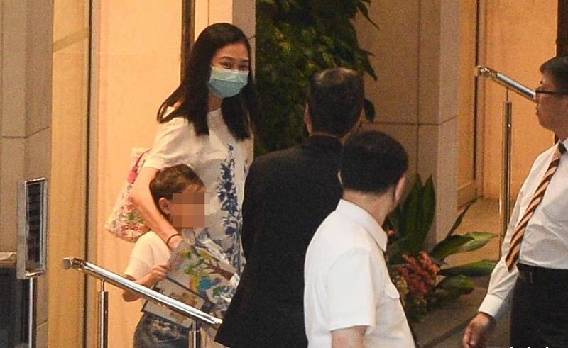 刘德华老婆带女儿出行，罕见露笑脸太贤惠，女儿穿亲子装好出挑