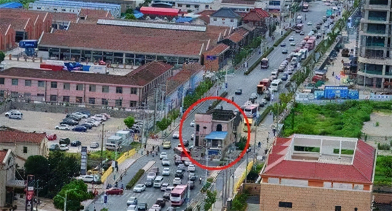 上海马路上的“豪宅”：要6套房加一块宅基地才肯拆，14年后搬走