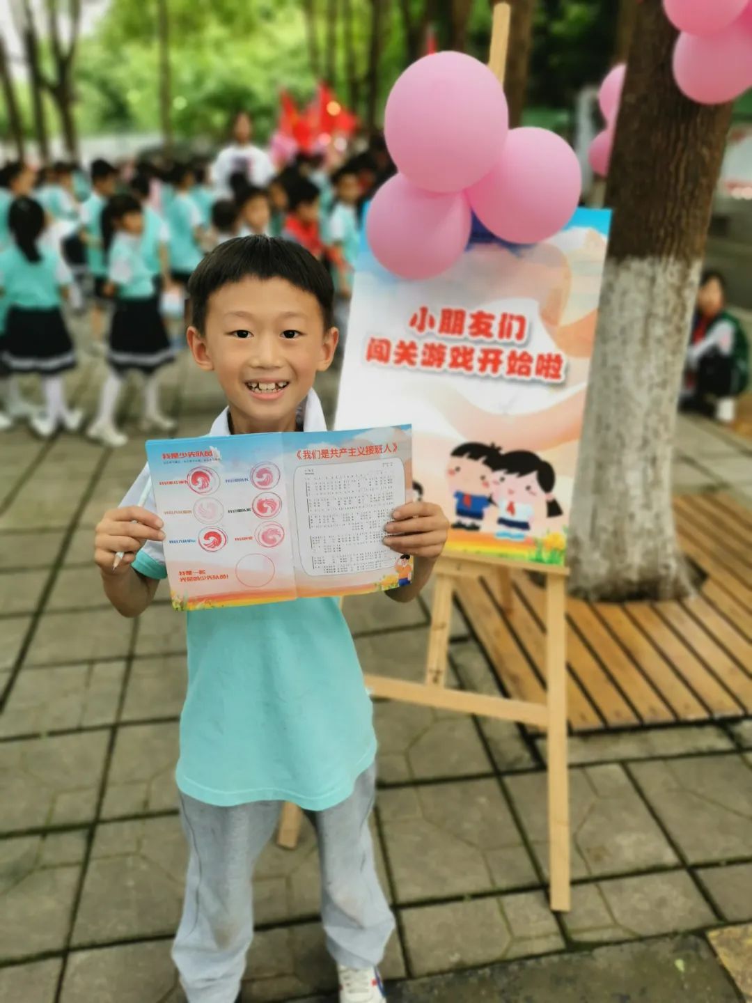 四川天府新区永兴小学一年级的孩子们在香樟林开展入队闯关活动