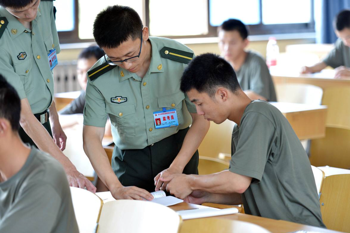 “铁饭碗”职业排名更新，军队文职成为榜首，公务员排名出乎意料