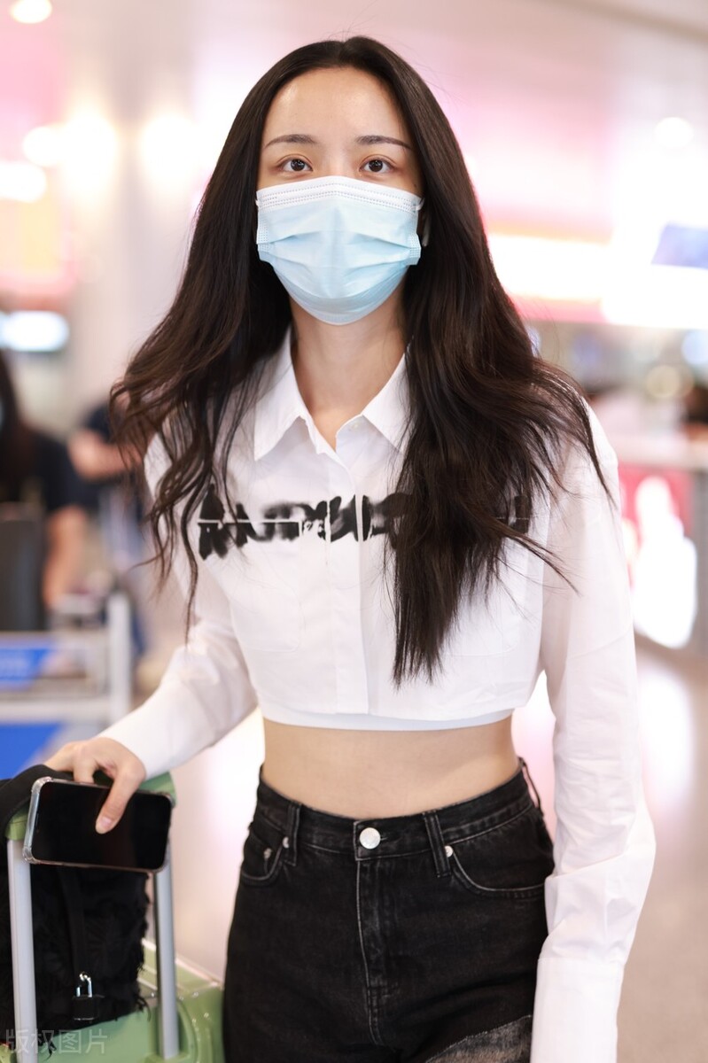 街拍：李莎旻子白色字母印花衬衫+破洞阔腿牛仔裤+拖鞋随性休闲