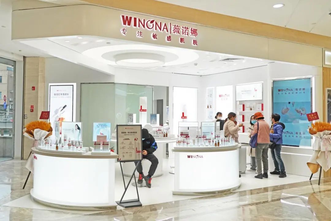 网红美妆，群战实体店