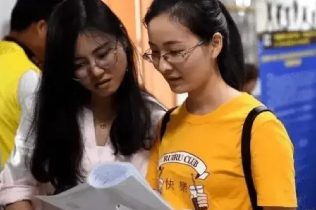 为啥上大学后，学生除了要生活费很少主动联系父母？心酸却是常态