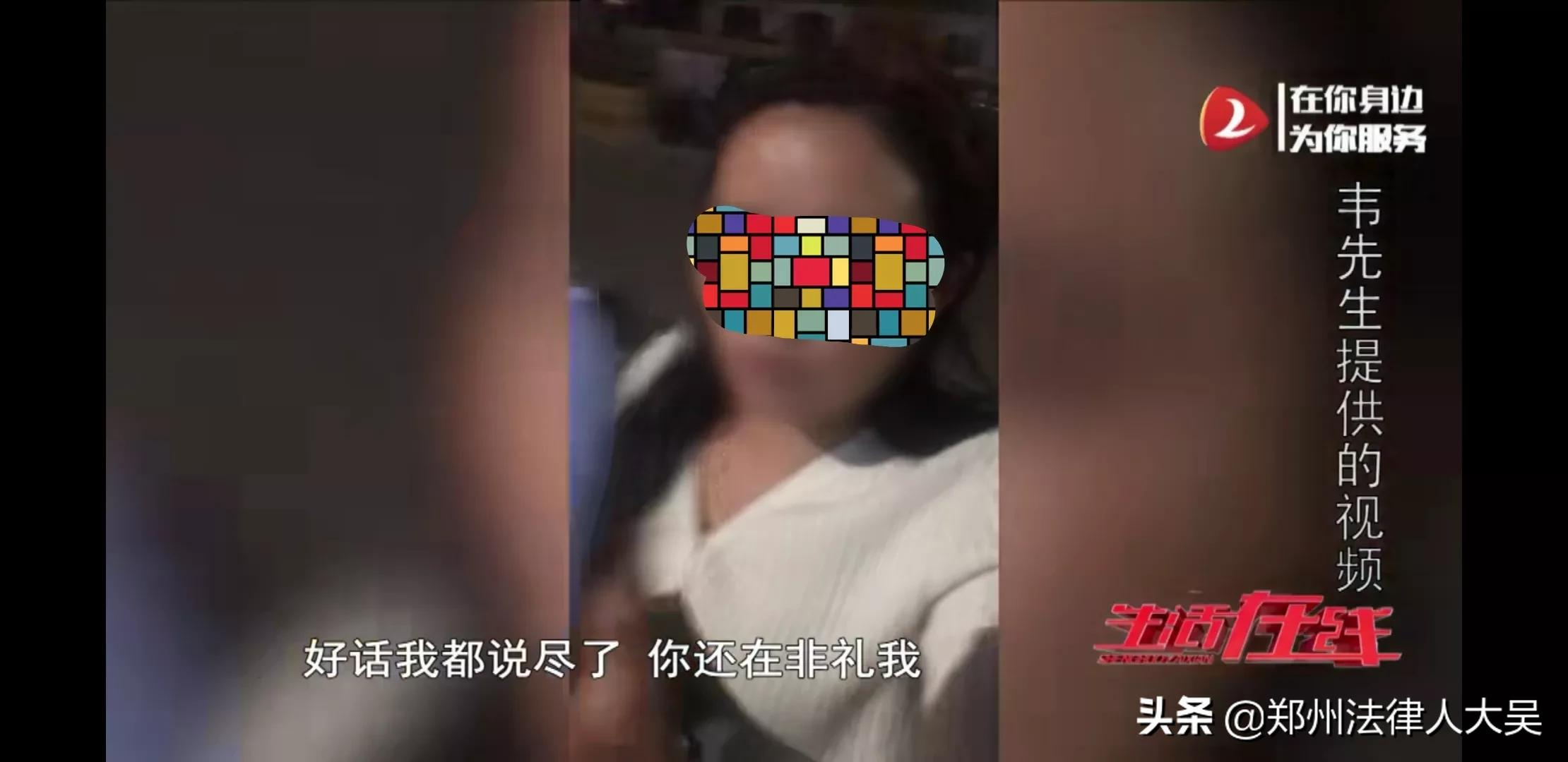 青岛网约车司机提醒系安全带被群殴报警，女乘客道歉不成当街脱衣