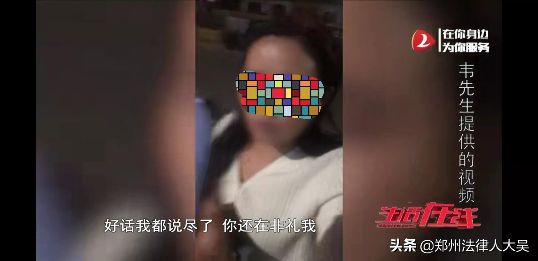 青岛网约车司机提醒系安全带被群殴报警,女乘客道歉不成当街脱衣