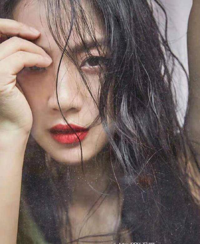 汤唯骨子里自带气质，侧脸风情万种，网友“绝对是个美人胚子”