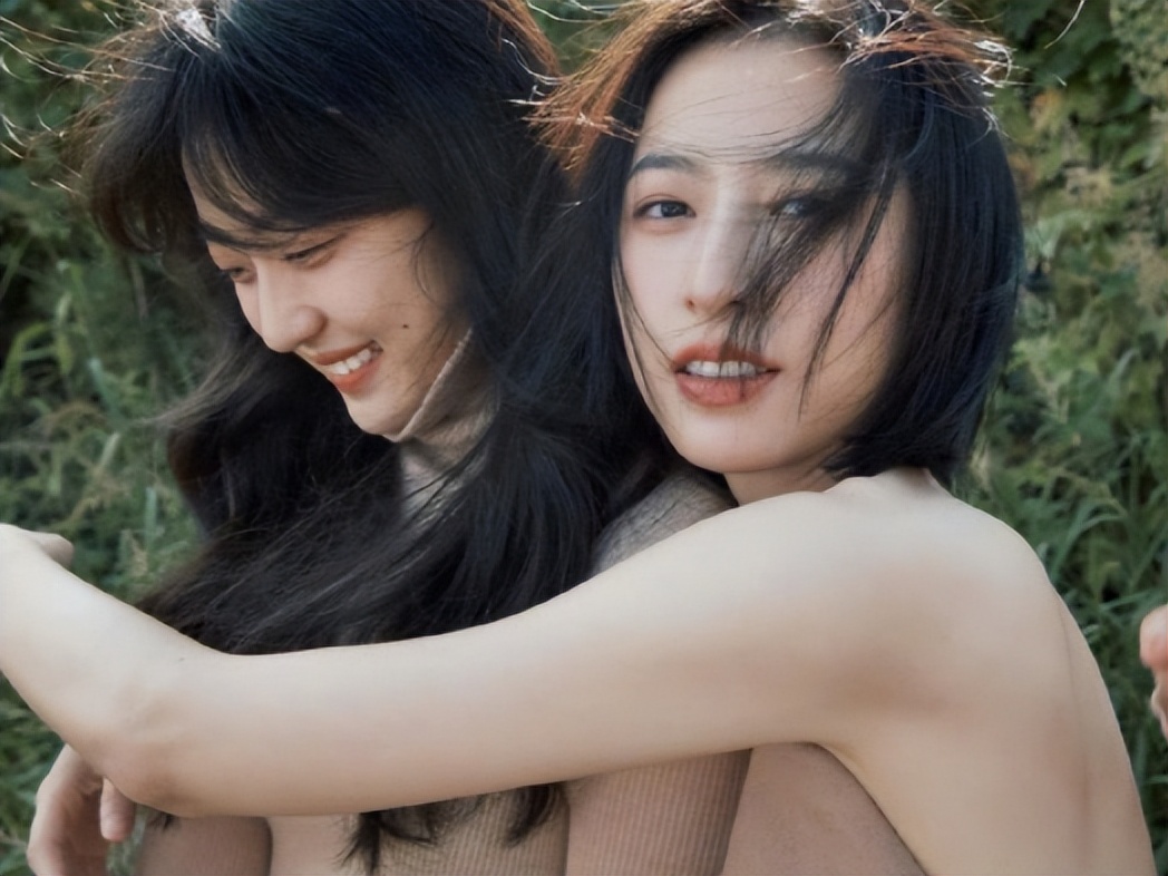 周雨彤、孙千再次合体，“签合同”重出江湖，美女贴贴就是养眼