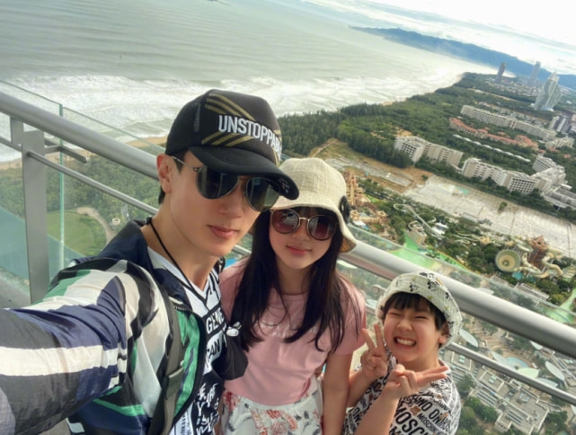吴尊携儿女拍封面，女儿身高优越颜值高，儿子穿大人衣服略显违和