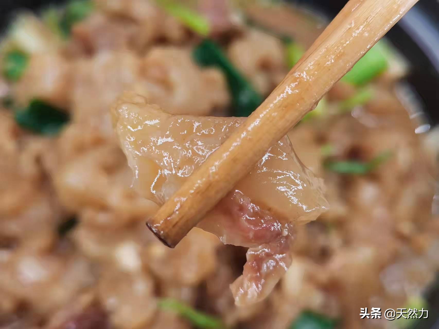 牛蹄筋要怎么做才软烂入味，教你家常做法，一口下去全是胶原蛋白
