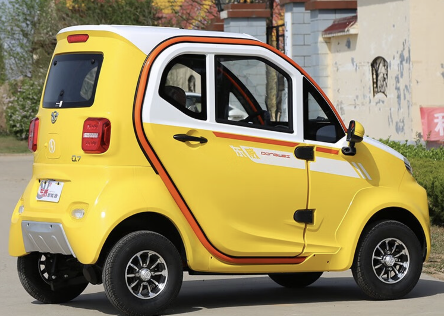 东威作为塑框低速电动车的鼻祖,这款q7可以说是它的信仰之作.
