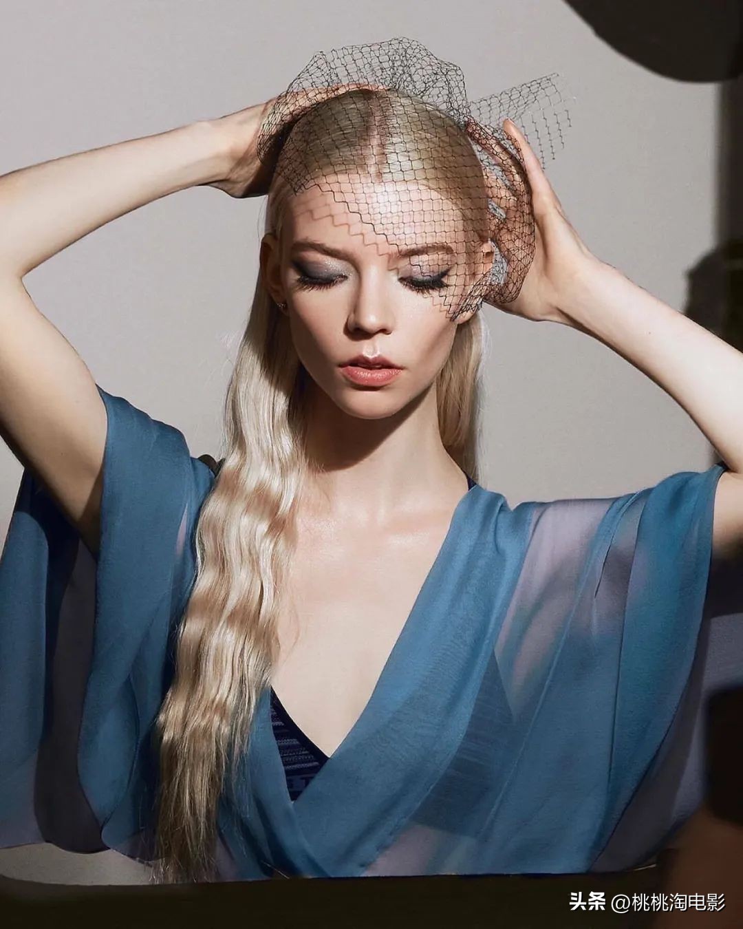 安雅·泰勒-乔伊澳版《VOGUE》封面大片，气质特别的精灵公主