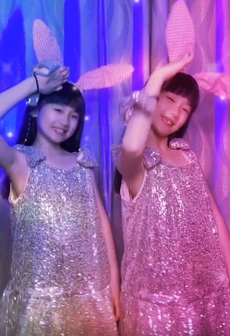 全网最默契姐妹花：“复制粘贴”双胞胎，自学跳舞圈粉1600万