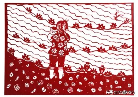 寒鸦栖树,月照窗棂.孩子已经入梦,女人在油灯下织着渔网.