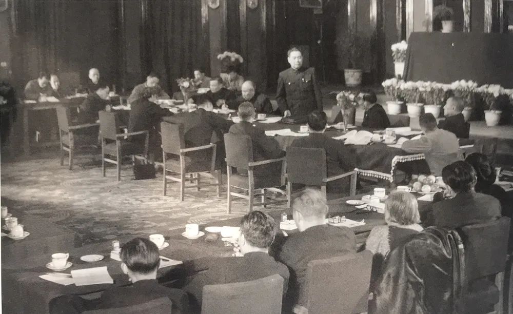 新中国成立之初国务繁忙，周总理每次外出时，是谁来代理总理职务