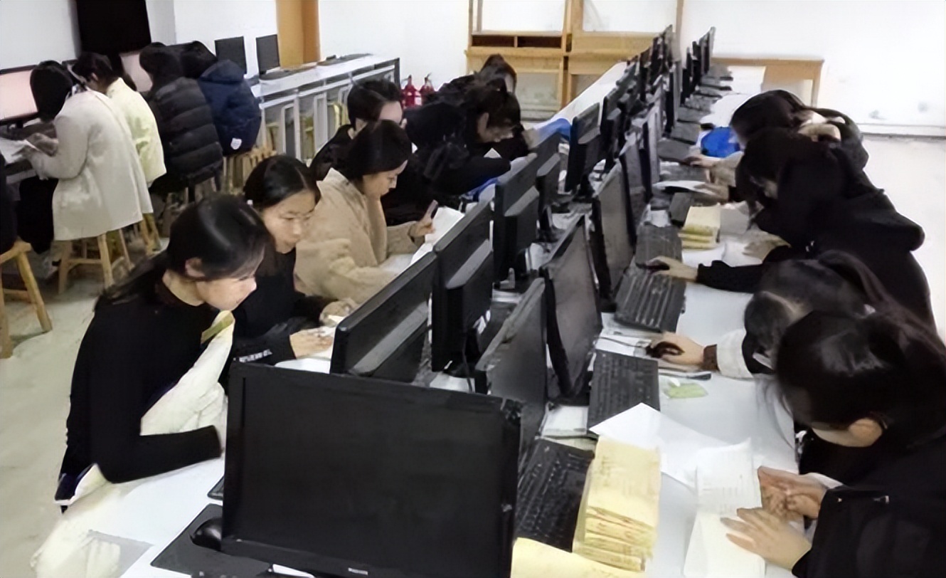 容易“毕业即失业”的3大专业，报考人数饱和，就业前景不乐观