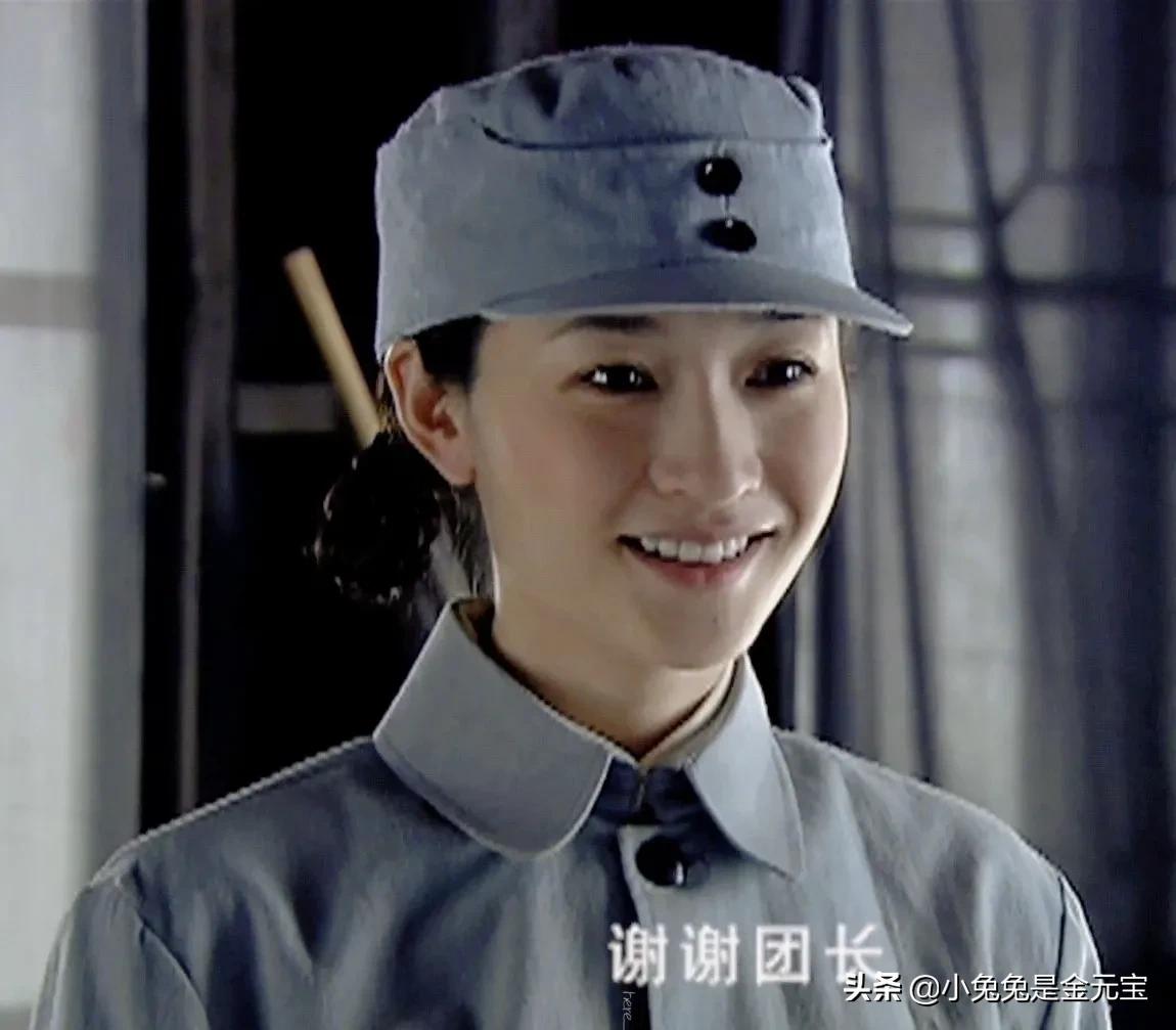 穿军装的李小冉 笑起来好可爱