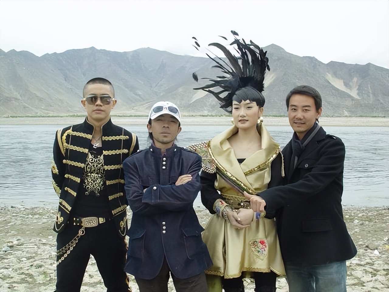 演艺圈5对“莫逆之交”，互当“损友”19年，拍结婚照也带在身边