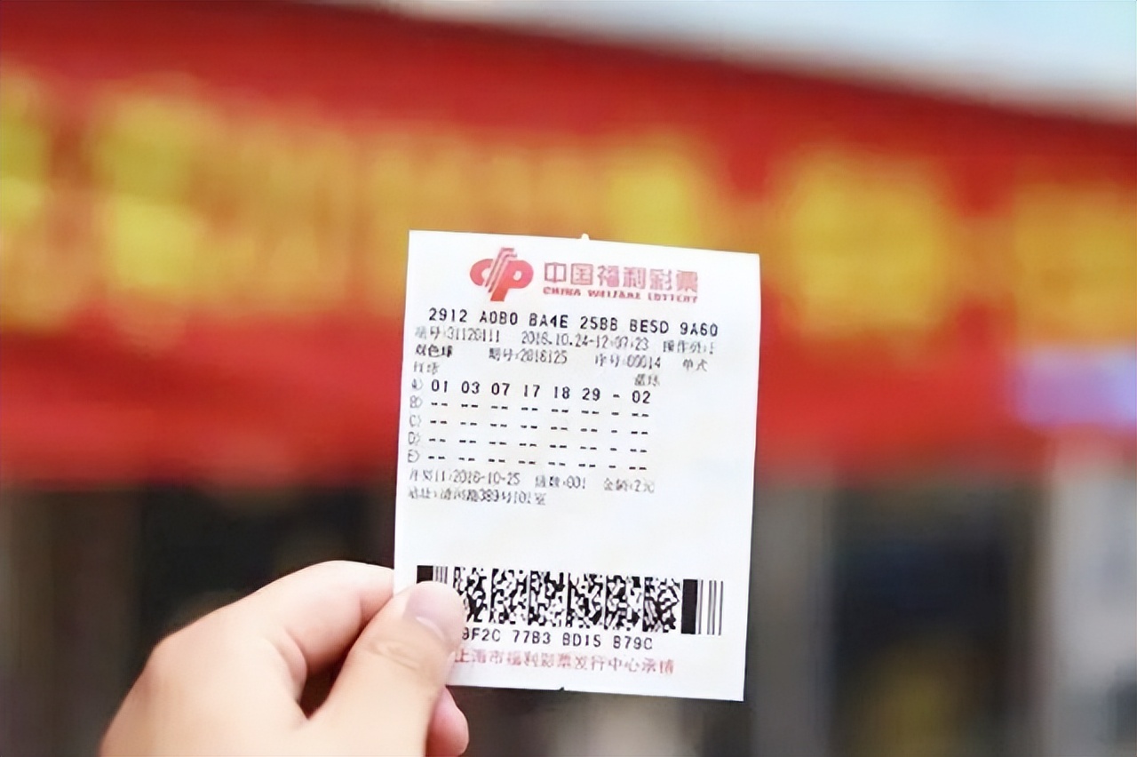前国脚徐亮28岁落选国家队，退役后当网红，流泪哭诉“混得很差”