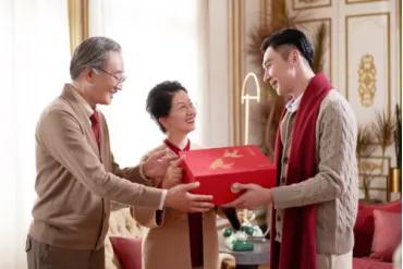 过年回家给长辈买什么比较好（回家过年给长辈买什么）