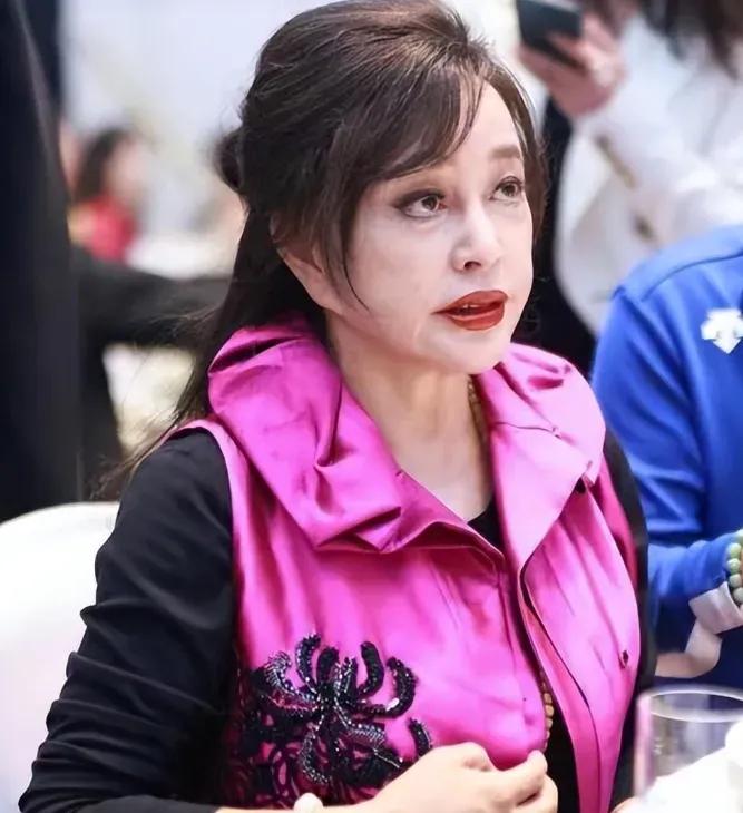 被6位女星惊艳到：白发不染，不整科技脸，用松弛感诠释优雅老去