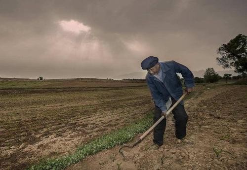 2008年湖南老人抢劫入狱“养老”，刑满释放后，老人：还想回去