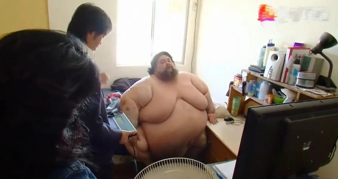 世界上最胖的小孩(世界上最胖的男人，体重高达800公斤，一餐就要吃5只公鸡，吓尿了)