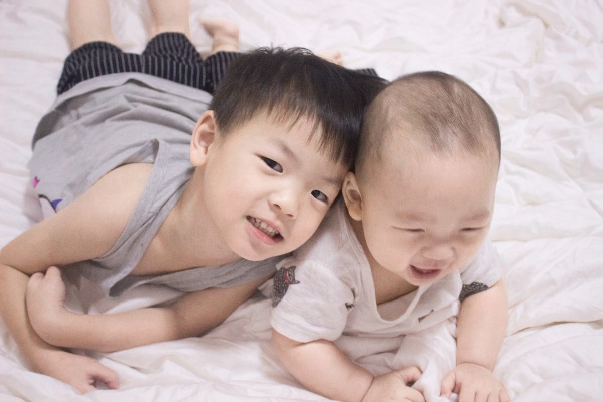 二胎家庭想要和谐关键还得看父母，做好3点，两个孩子相处更融洽