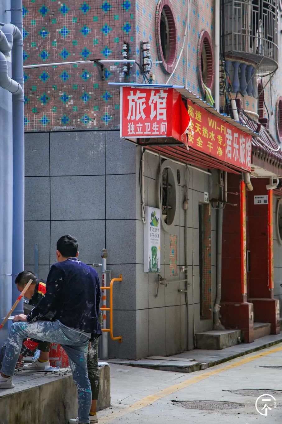 我在深圳富士康打工，月入5k，住30元旅館
