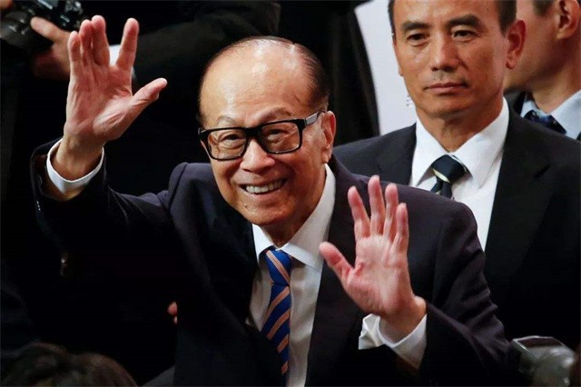 香港珠宝四大家族：周刘吴郑，风云际会，璀璨传奇。